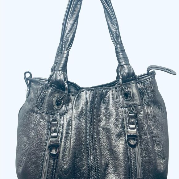 B. Makowsky Silver Shoulder Bag with Metallic Sheen - Picture 2 of 9